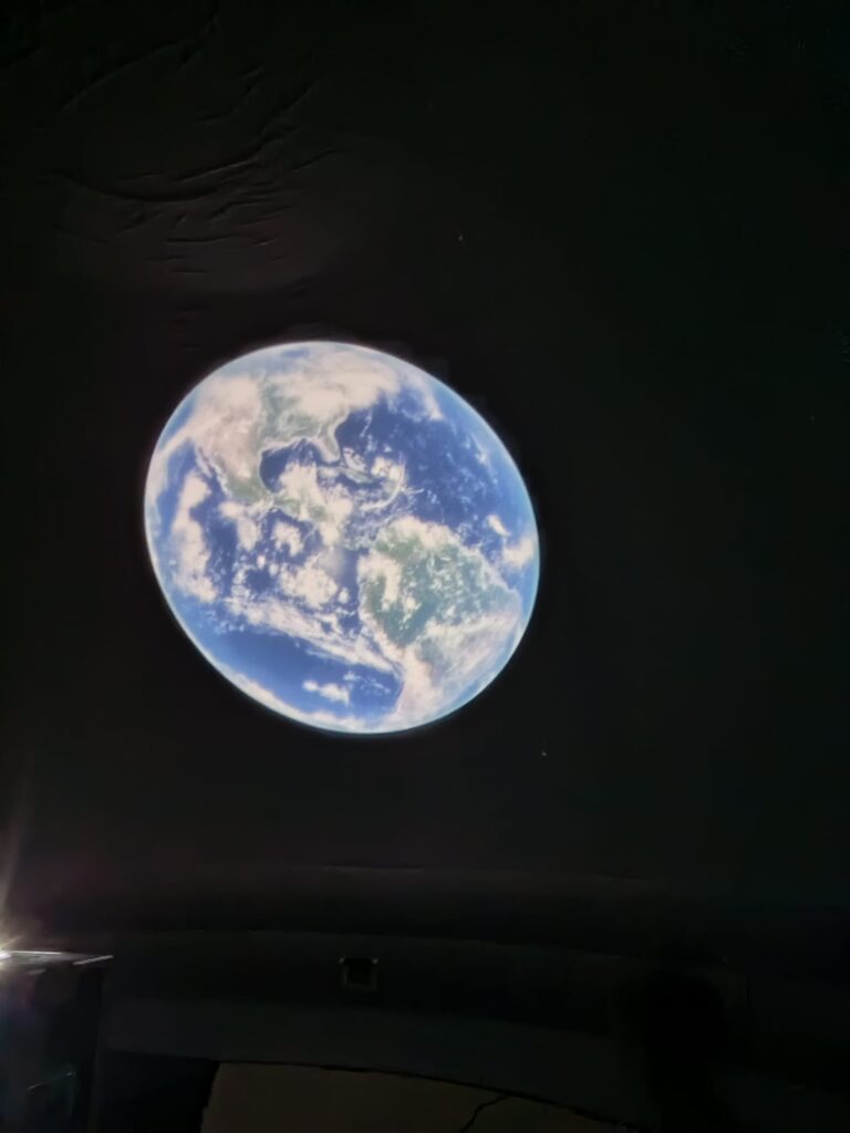 Podróż w kosmos i mobilne planetarium