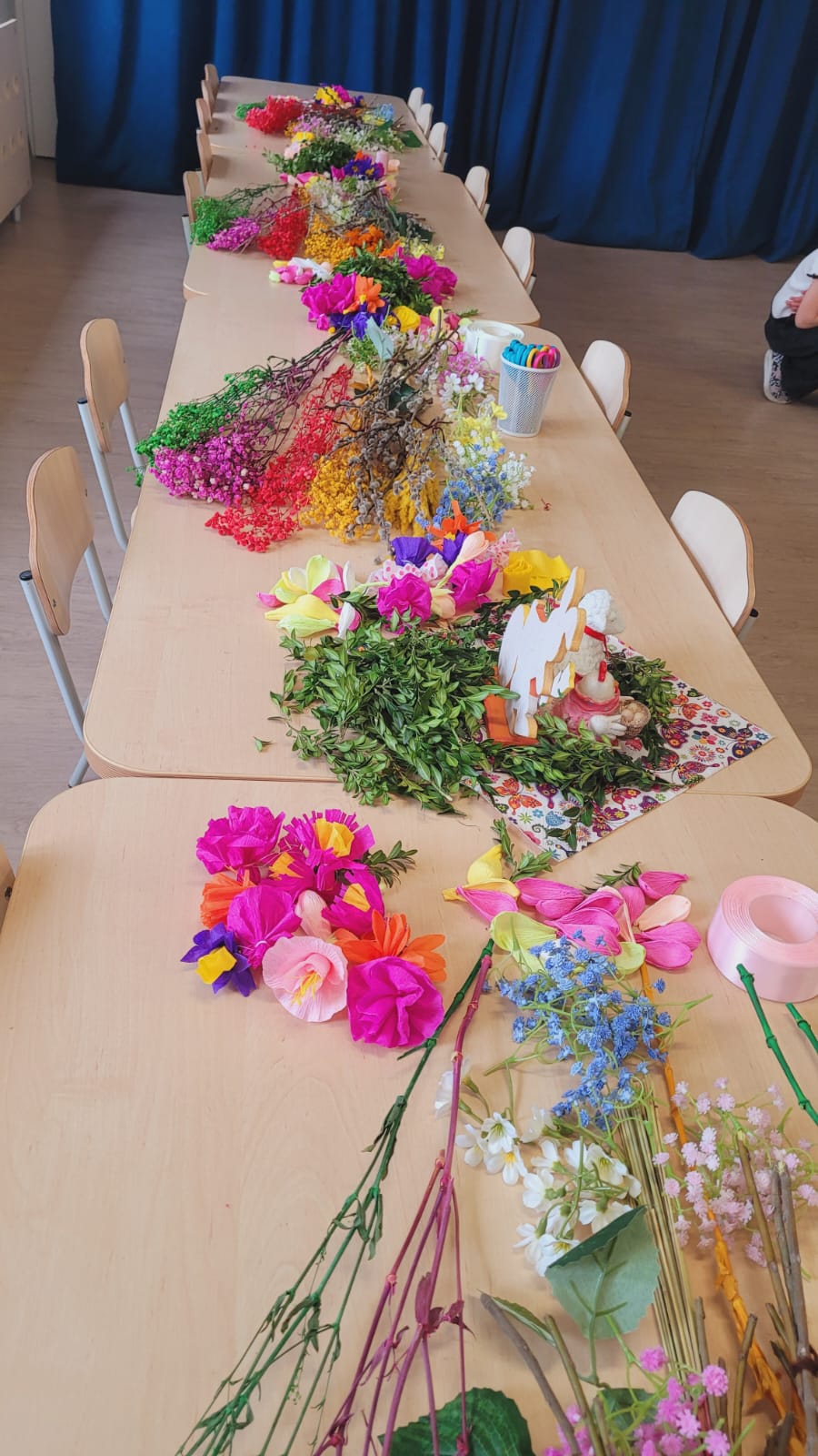 W naszym przedszkolu odbyły się radosne warsztaty wielkanocne, podczas których dzieci wraz z rodzicami wspólnie tworzyli piękne palmy wielkanocne. Spotkanie upłynęło w miłej i twórczej atmosferze